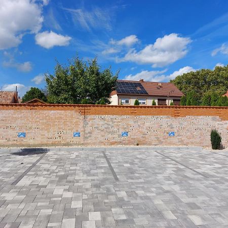 Linden Apartman 104 - Adults Only Mosonmagyaróvár Kültér fotó